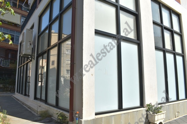 Ambient zyre me qera prane rruges Ferit Xhajko ne Tirane